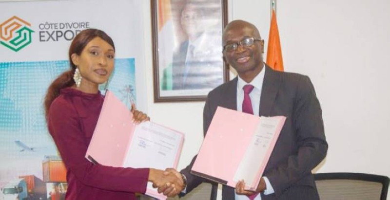 Dr Kaladji Fadiga, directeur général de l’Agence Côte d’Ivoire Export (à droite) et Sonia Toro, directrice exécutive de la Chambre de commerce Ue-Afrique, échangeant les parapheurs. (Ph: Dr)