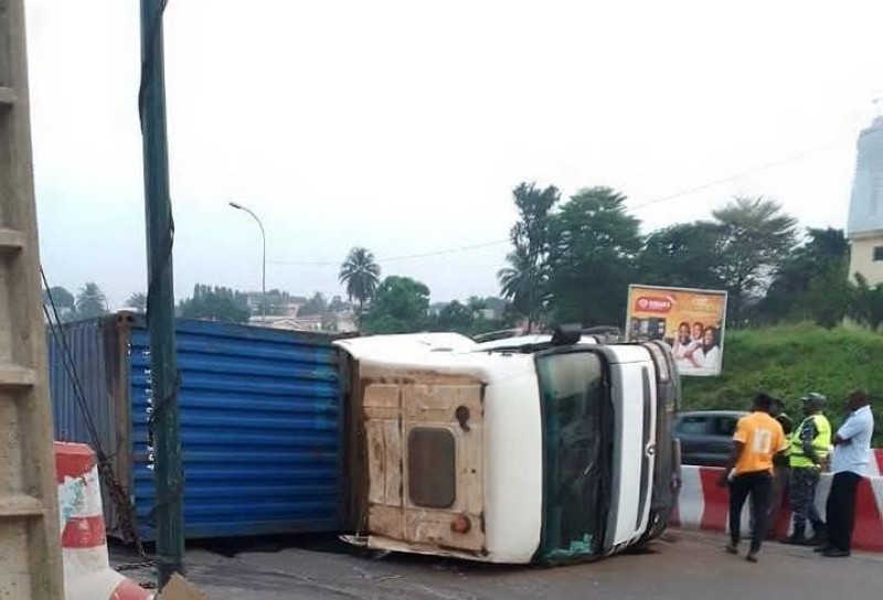
Un camion transportant du ciment aurait percuté un autre véhicule.