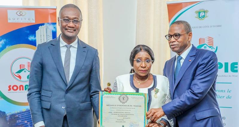 Bamba Maférima Diarrassouba (au milieu) honorée en présence des ministres Moussa Sanogo et Adama Kamara. (Ph: Dr)