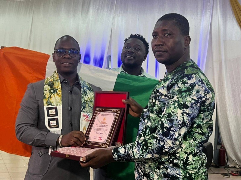 L'Ivoirien Idriss Koné (A gauche) recevant l'un des prix avec le sourire. (Ph: Dr)