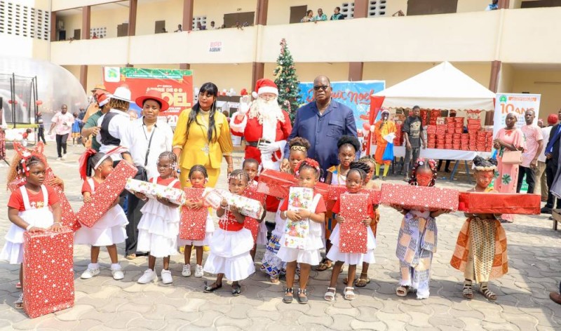 Laurent Tchaga cadeaute les enfants