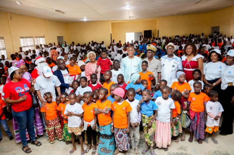 Enfants et parents ont exprimé leur gratitude au ministre (au centre)