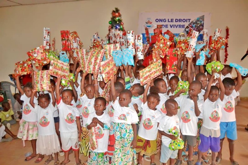 Plusieurs enfants ont été cadeautés à Adzopé. (Ph: Ong "Le Droit de vivre")