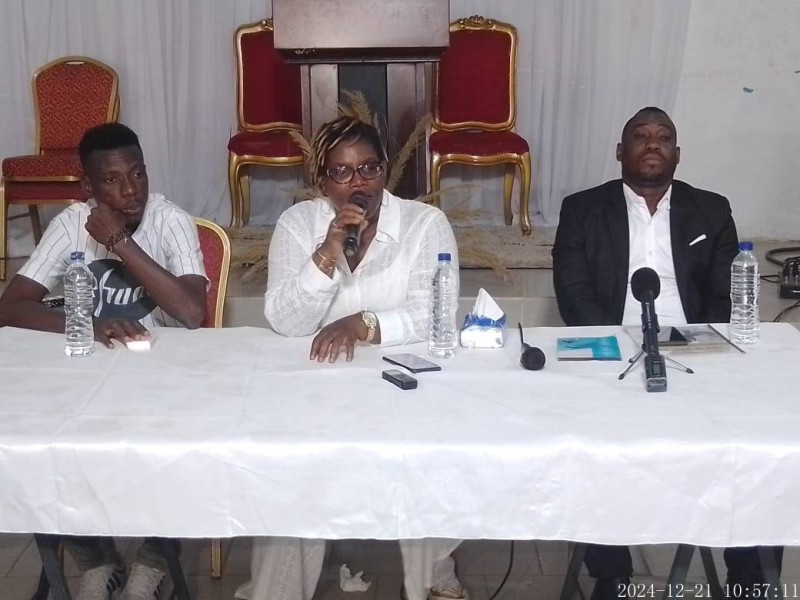 La chantre Tabitha (au centre) a fait la dédicace de son album "J'arrache". (Ph: Dr)