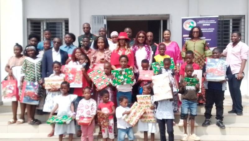 Les enfants ont posé avec les donateurs. (Ph: Dr)