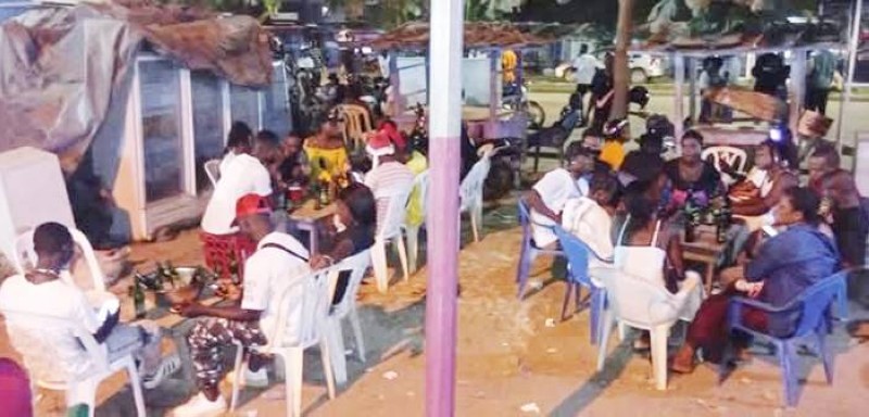 Des clients dans un restaurant de la place Félix Houphouët-Boigny. (Ph: Dr)
