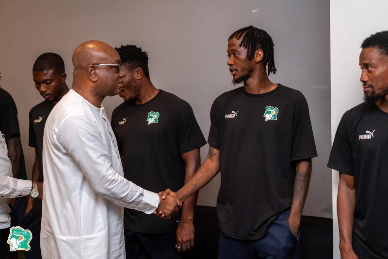 Le président de la Fif aux côtés des joueurs avant leur départ. (Ph: Dr)