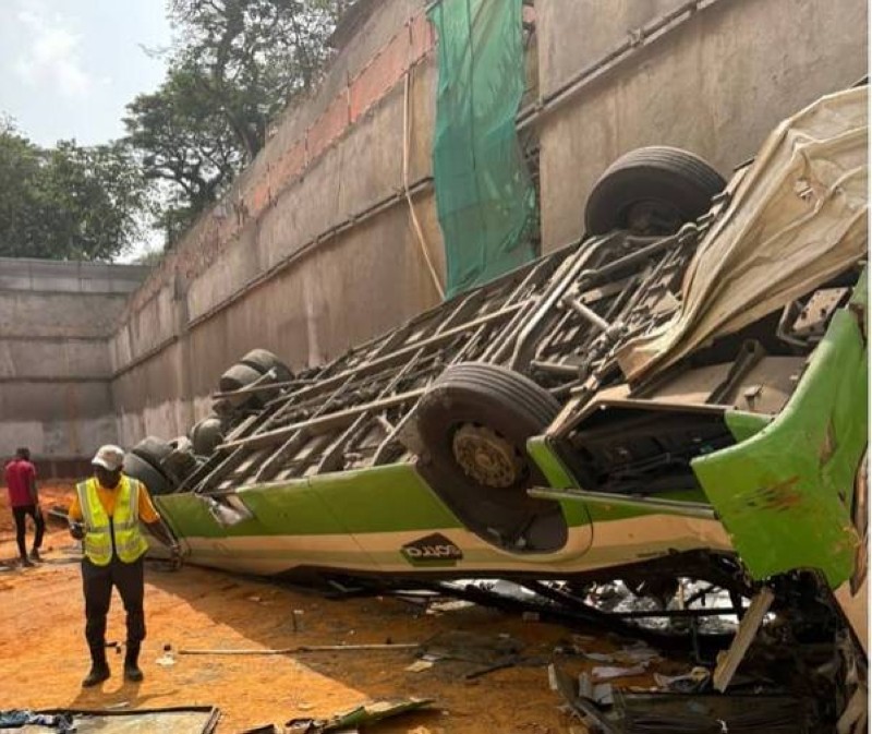 L'épave de l'autobus impliqué dans l'accident. (Ph: Abdoulaye Coulibaly)