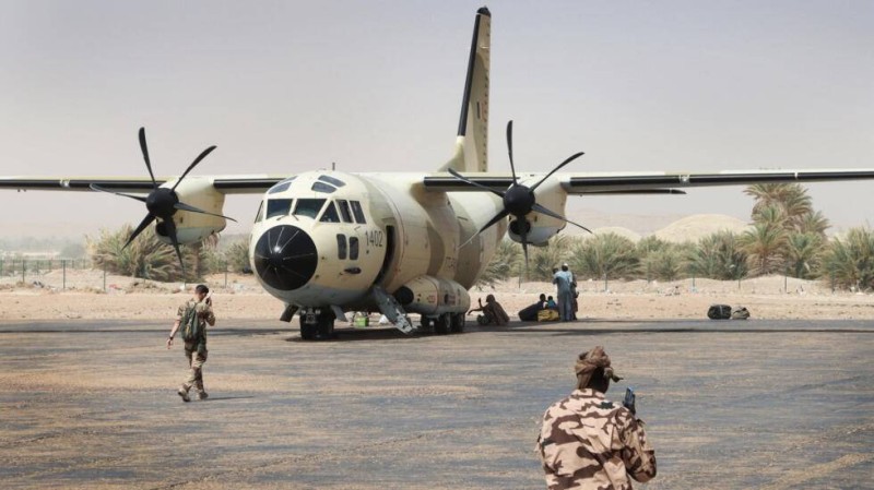 [Image d'archives] Des soldats français de l'ancienne force Barkhane et des soldats tchadiens se préparant à monter à bord d'un avion de transport CJ27 Spartan de l'armée nationale tchadienne à l'aéroport de Faya-Largeau, dans le nord du Tchad, le 2 juin 2022. © Aurélie Bazzara-Kibangula / AFP