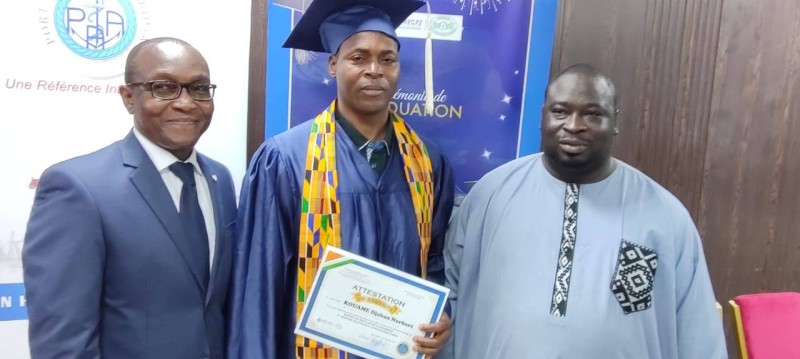 Le Commandant Kouamé Djahan Norbert (au centre ) heureux d'obtenir son diplôme. (DR)