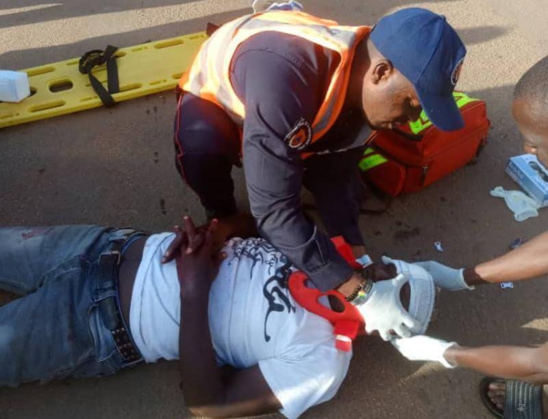 Une simulation d'assistance à un accidenté.