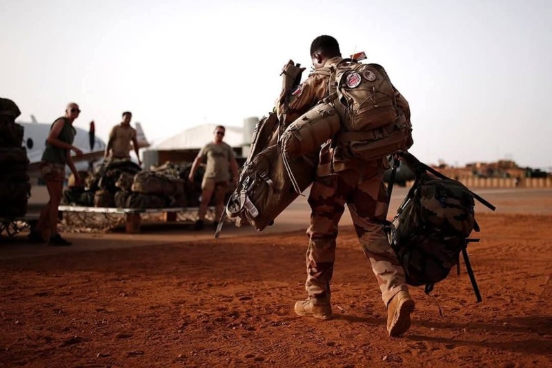Des soldats français évacuant une base dans le Sahel (DR)