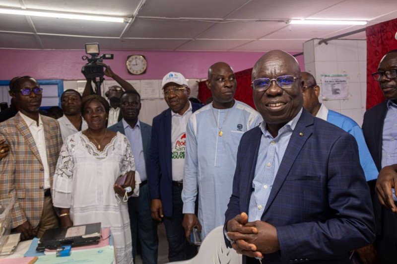 Le Directeur de cabinet Dr Koffi Aka Charles aux côté des patients. (DR)