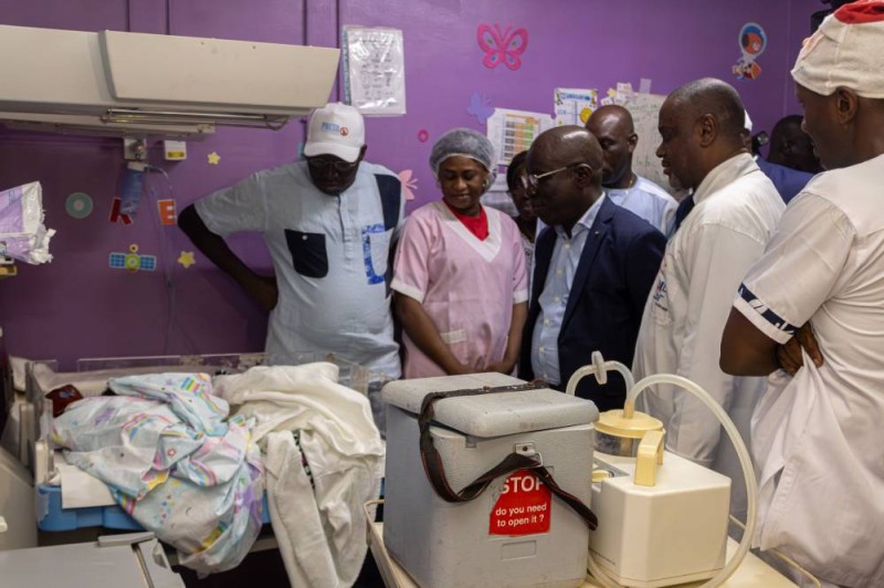 le Directeur de cabinet Dr Koffi Aka Charles a également visité les nouveaux nés. (DR)