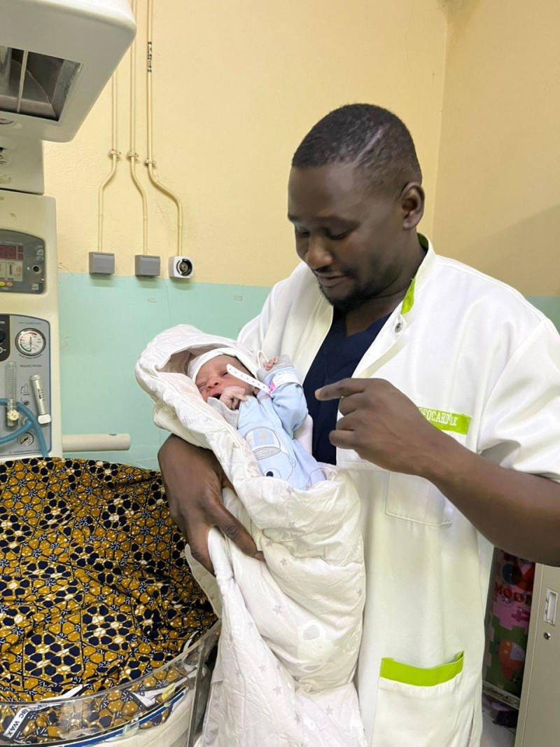 Dr Wané a souhaité la bienvenue à son tout premier né de l'année 2025. (Ph: Dr)