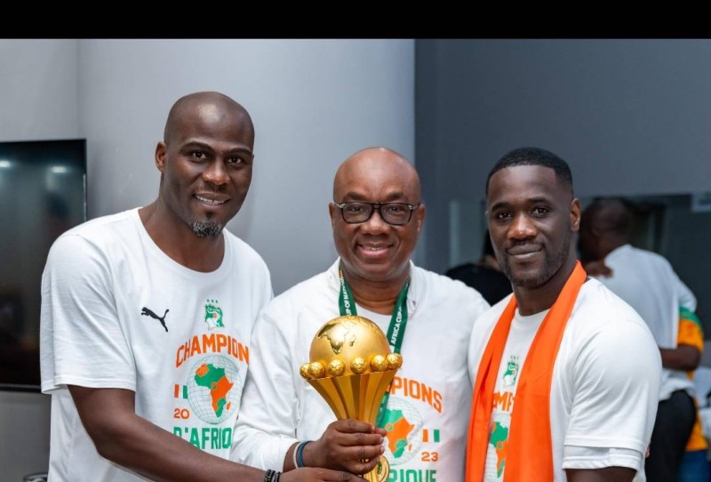Le président de la Fif encadré par son coach et son coach adjoint 