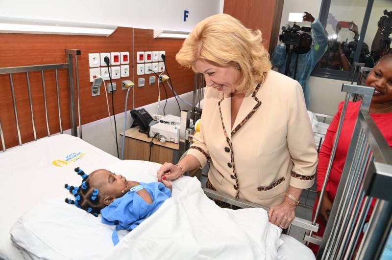 Dominique Ouattara félicite les médecins. (Ph: Dr)