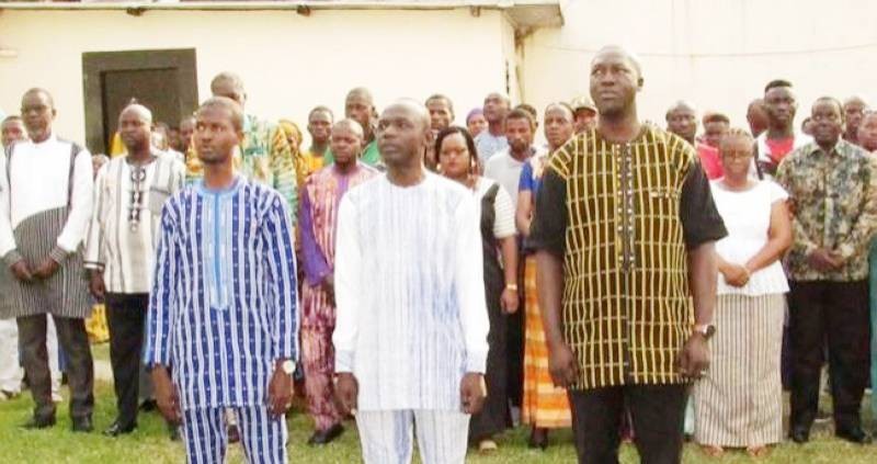 Le nouveau chargé d'affaires du Burkina Faso en Côte d'Ivoire (au centre).
