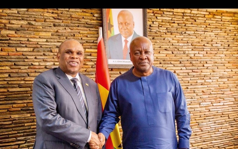 Le Professeur. Orah Bénédict et le Président John Dramani 