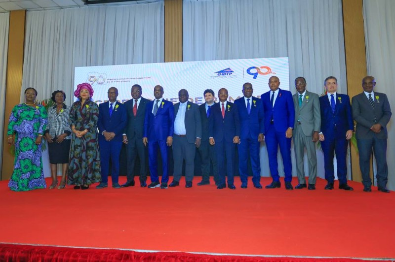 Photo de famille des récipiendaires. (Ph: Dr)