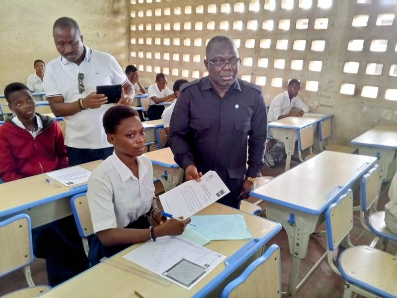 Le maire Koné Siaka distribuant les épreuves aux candidats. (Franck YEO)