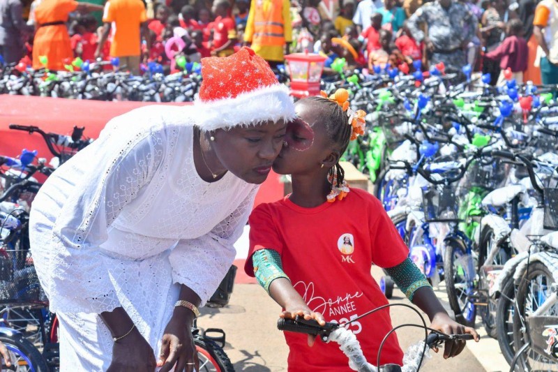 La ministre Mariatou Koné a offert des vélos et de nombreux kits scolaires aux élèves.(Honoré Bosson)