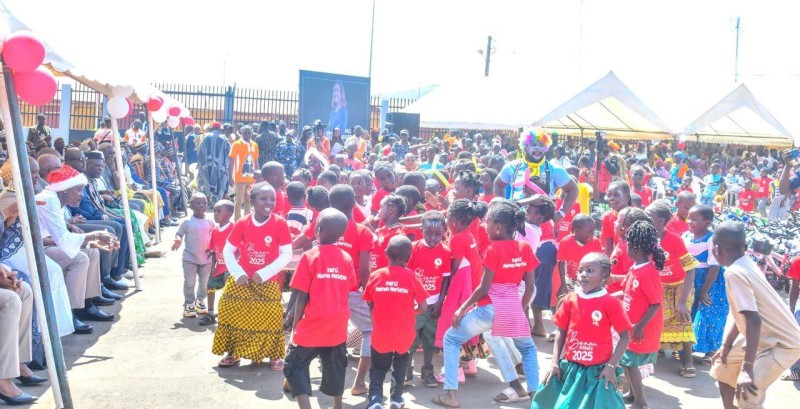 Les enfants ont chanté et dansé. 