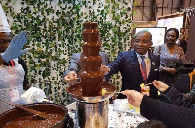 Le ministre Siandou Fofana dans un stand où le chocolat est mis en exergue