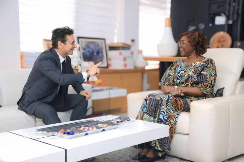 La ministre échange avec son hôte (DR)