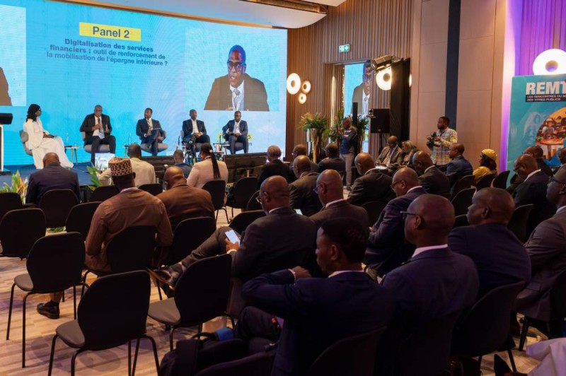 Des banquiers, des financiers et des assureurs se sont prononcés sur le panel : « éducation financière : levier de canalisation de l’épargne intérieure au service de développement ». (DR)