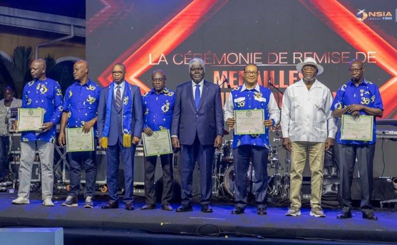 Récipiendaires NSIA aux côtés du 1er MInistre Robert Beugré MAMBE et de Me Adama KAMARA, Ministre de l'Emploi et de la Protection sociale