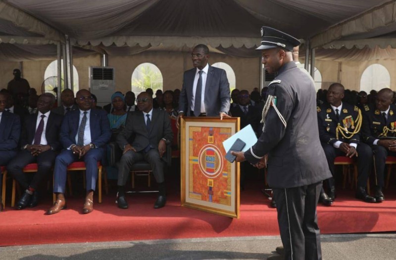Le ministre Vagondo Diomandé a reçu des présents de ses collaborateurs. (Ph: Dr)