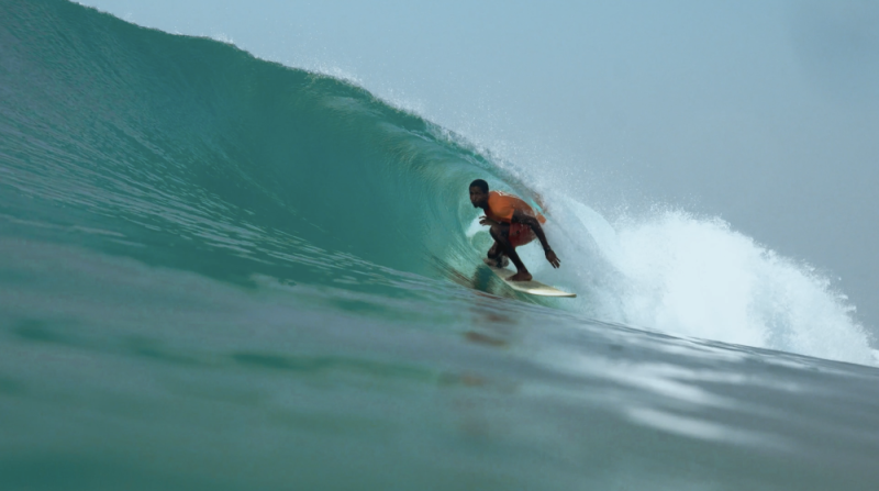 Le personnage de Souleymane Sidibé dans le film, surfant à l'aide de sa planche. (Dr)
