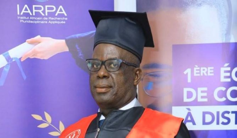 Le sénateur Ouattara Kouakou présentant fièrement son parchemin. (Ph: Dr)