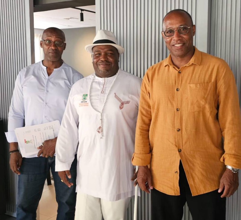 Stéphane M'Boua (au centre) encadré à gauche par Ayékoué Serge, le directeur de la vie fédérale et du sport de haut niveau au ministère chargé des Sports et du Cadre de vie et de Stéphane Ouégnin, vice-président du Comité national olympique (Cno).