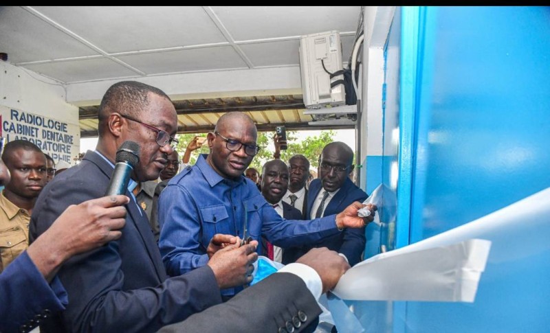 Le Ministre Adjé Silas Metch inaugure le nouveau bloc scanner de l’hôpital Méthodiste de Dabou, marquant une avancée majeure pour l’offre de soins dans la région des Grands-Ponts.