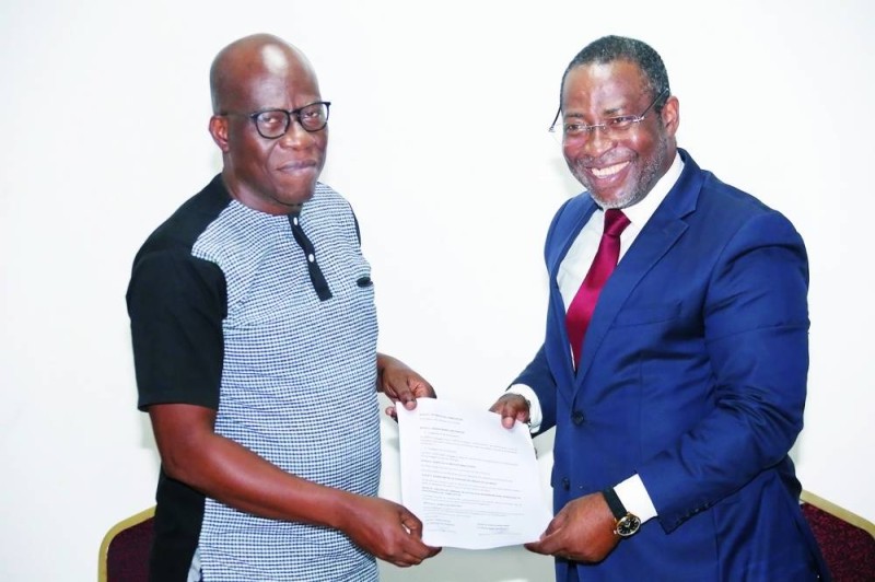 Le directeur général (à gauche) et Amani Faustin du Syntu, après la signature (Coulibaly)