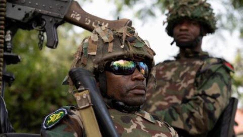 Soldats malawites de la mission militaire de la SADC en RDC venus récupérer les corps de soldats sud-africains tués lors d'affrontements entre l'armée congolaise et le M23. REUTERS - ARLETTE BASHIZI