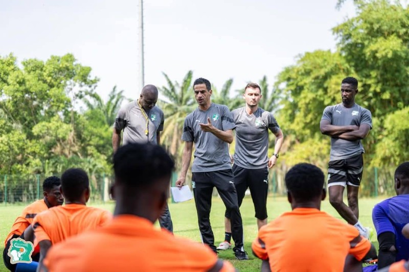Le nouveau sélectionneur Younès Zerdouk en pleine préparation avec ses joueurs. (Ph: Dr)