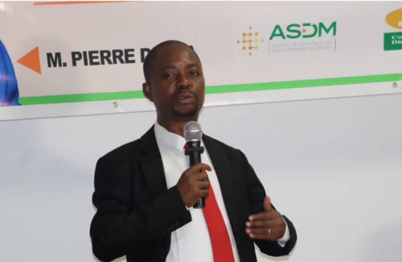 Guillaume Gbato adresse ses chaleureuses félicitations au nouveau directeur général. (Ph: Dr)