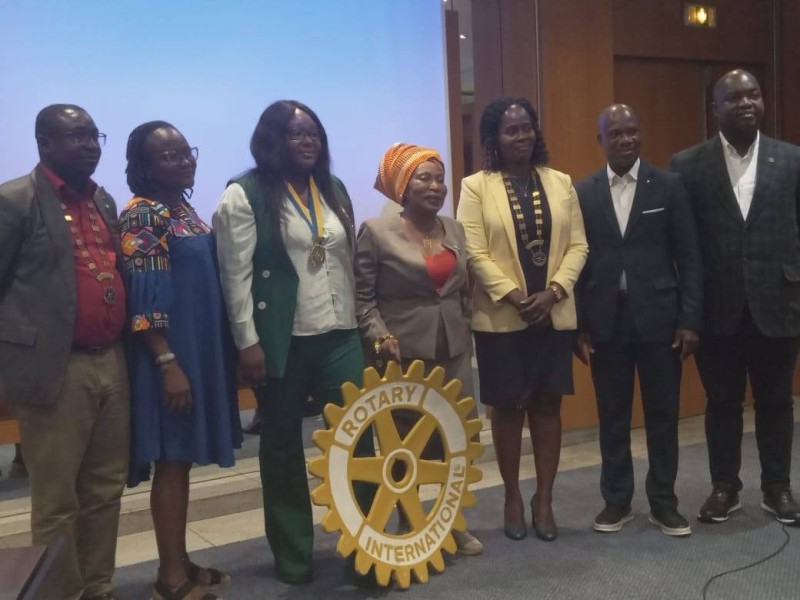 Des responsables de Rotary posent avec la Pdg, Marie-Irène Richmond Ahoua. (Bavane)
