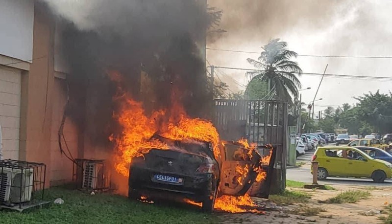 Le véhicule  en feu devant le siège du Cojep. (DR)