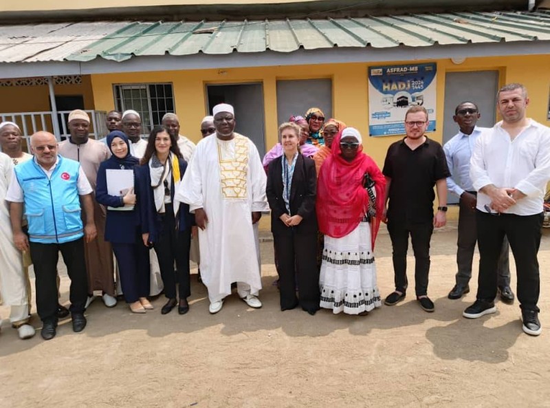 L’ambassadeur a offert des tableaux pour contribuer à la décoration et à l’embellissement de la mosquée. (Ph: Dr)