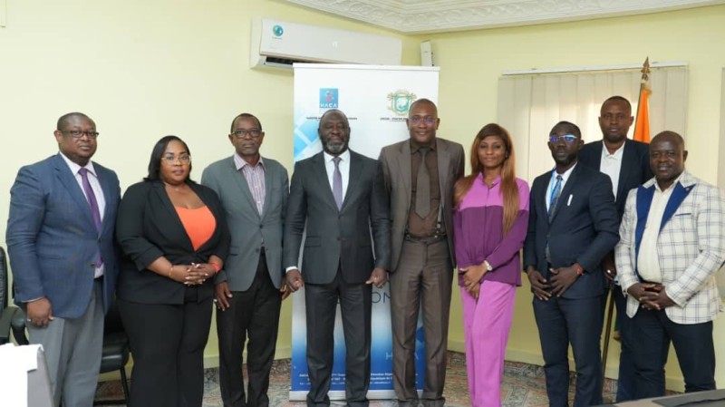 Yacouba Dembélé, directeur général de la Haca (au centre), a salué cette initiative, affirmant que la promotion d’un environnement médiatique apaisé est une priorité absolue de son institution. (Ph: Dr)