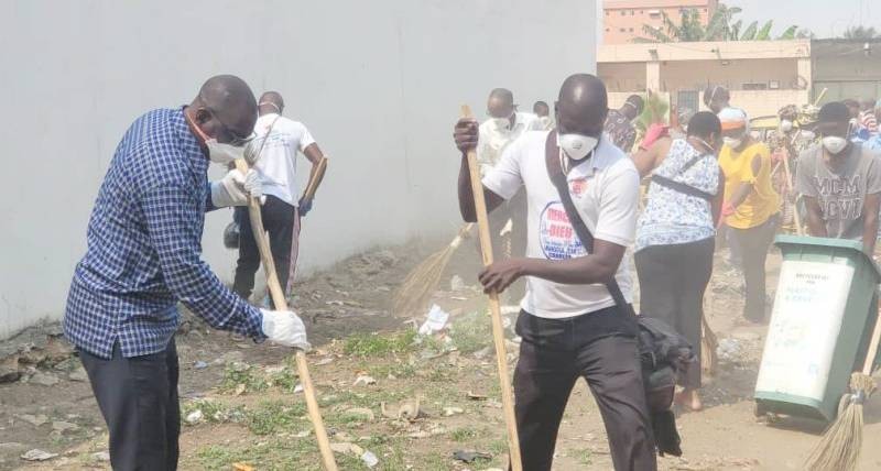 Le 8e adjoint au maire, Diabaté Beh (à gauche), en train de balayer des ordures. (Ph: Dr)