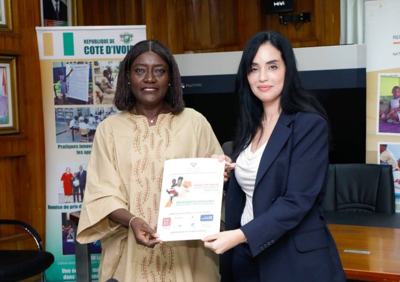 Mariatou Koné recevant une bourse d'étude des mains de Bahjawi Fatima Ezzahra, présidente de Smart Africa Student. (DR)