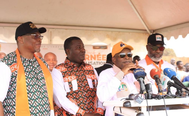 Les cadres et élus de l’Indénié-Djuablin réunis aux côtés de Siandou Fofana pour soutenir la candidature du Président Alassane Ouattara à la présidentielle de 2025.