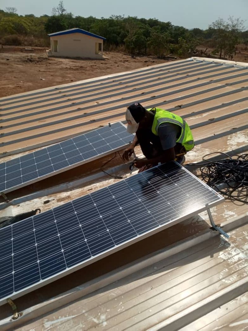 Plusieurs centres de santé ruraux à travers le pays ont bénéficié du projet d'électrificatio