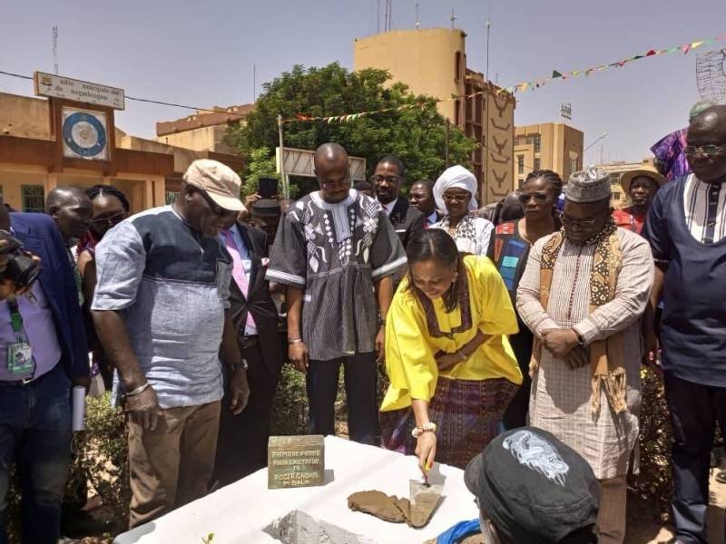 FESPACO 2025 : Le cinéaste ivoirien Gnoan M’Bala immortalisé à Ouagadougou