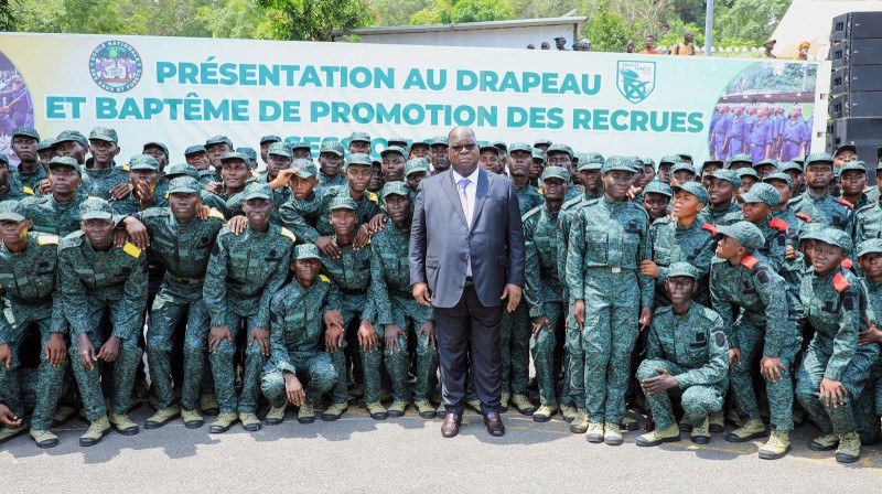 Les nouvelles recrues et fonctionnaires des Eaux et Forêts prêtent serment lors de la cérémonie de présentation au drapeau.